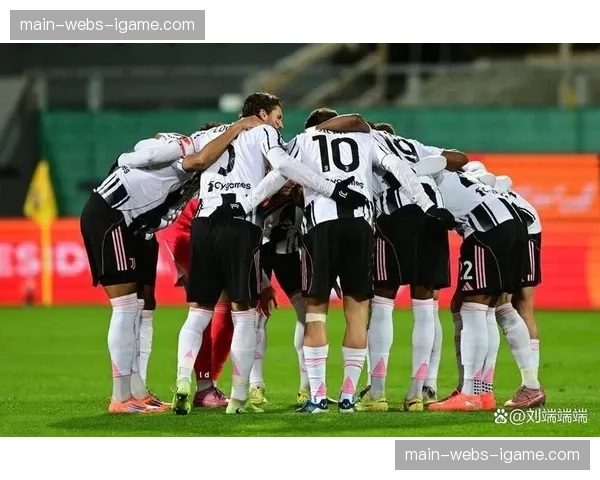 特写镜头：罚丢关键点球后，尤文图斯前锋弗拉霍维奇在更衣室反复观看射门录像